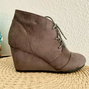 All suede gray worn to one reception. COMFY